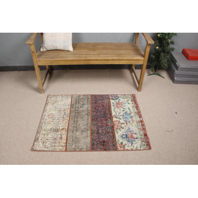Découvrez le charme de ce tapis patchwork rétro de style turc avec un motif floral
