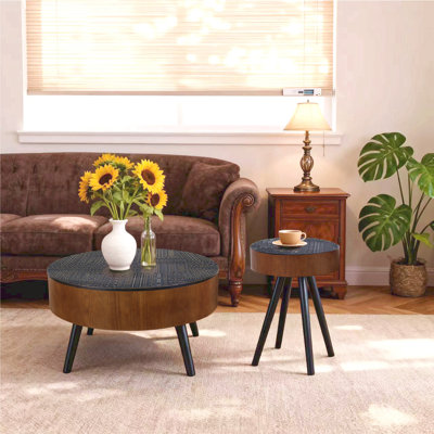 Table basse 31,5 po ronde sculptée avec espace de rangement, table basse en bois de style moderne Mid-Century, conception à quatre pieds, 18 po de hauteur, table d'appoint de salon (brun et noir)