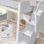 Lit double gris avec escalier rayé sur cadre de lit double et support de rangement latéral