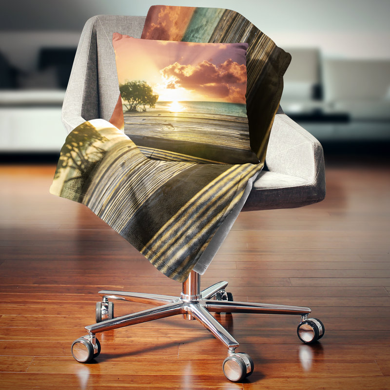 Coussin Boardwalk on Beach Under Cloudy Sky, Carré 18 po x 18 po