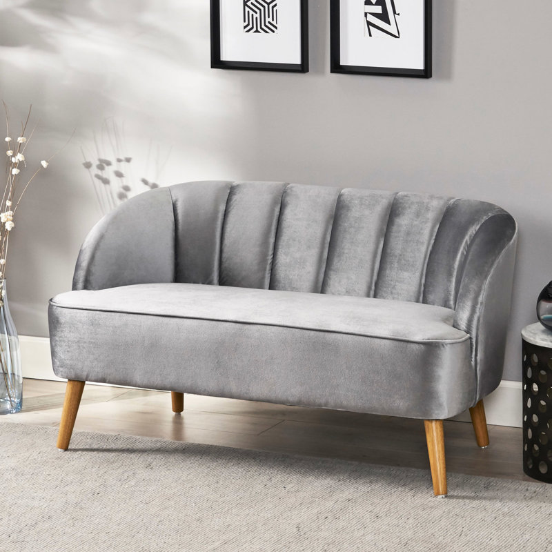 Spectaculaire velours gris avec 28 po de hauteur x 50 po de largeur et 28,5 po de profondeur