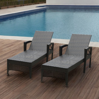 Chaises longues en rotin pour l'extérieur