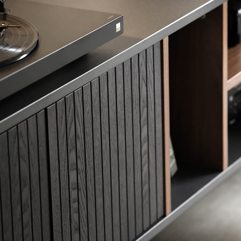 Meuble télé en chêne avec plusieurs armoires, H 22,83 po x L 70,86 po x l 15,75 po
