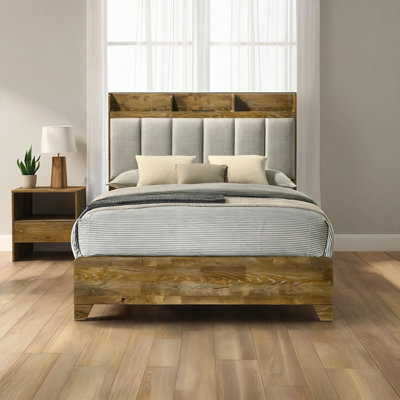 Pour la chambre principale et la chambre d'amis, cadre de lit grand format en similicuir brun avec accès USB