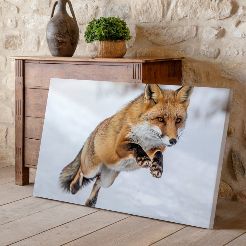 Toile, un renard roux vif au milieu du saut capturé dans un art mural Pose dynamique qui met en valeur son agilité et sa grâce