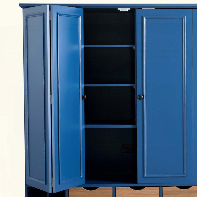 Garde-manger Farmhouse, armoire de rangement pour salle à manger avec 4 portes pliables, prise de courant, tablettes, supports à vin et plateaux de service
