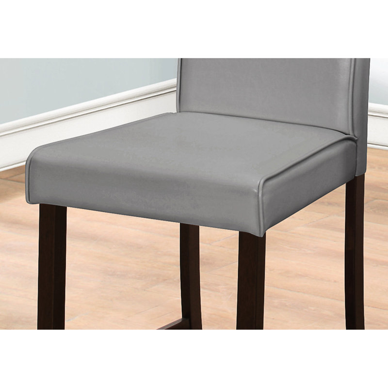 2 chaises de salle à manger à hauteur de comptoir, revêtement en similicuir gris, pieds en bois brun, confortable pour la cuisine et le lieu, style transitionnel contemporain rembourré avec cuisine rembourrée, style