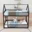 Lit superposé simple au-dessus d'un lit simple en métal avec clôture en forme de maison-2038620901