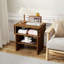 Table de bout avec porte coulissante cannelée, table d'appoint à 3 niveaux avec armoire cachée et rangement ouvert, table de bout moderne de 21,7 po de largeur pour le salon