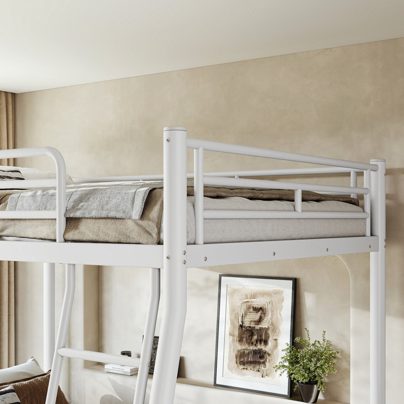 Lit double très grand au-dessus de grands lits, acier blanc, industriel moderne pour la maison