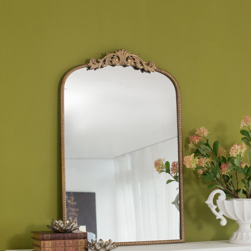 Miroir de conception classique avec cadre d'inspiration baroque pour la salle de bain, console de vestibule posée contre le mur