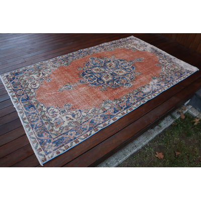 Tapis turc vintage tissé à la main en orange et bleu avec motif en médaillon pour décoration intérieure bohème et ambiance de sol rustique antique