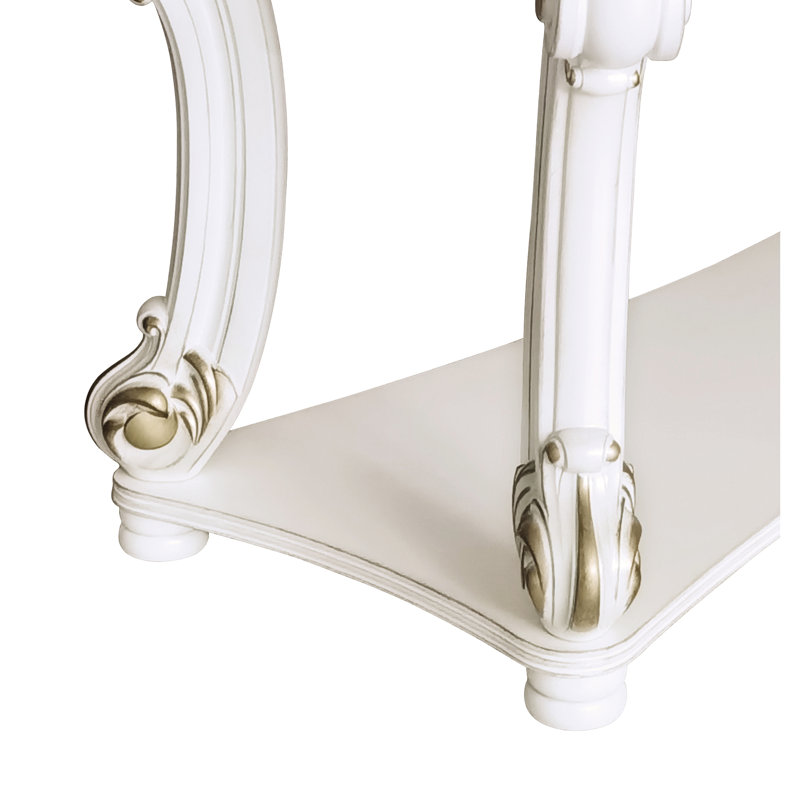 Élégante table en bois synthétique blanc, pieds à volutes et tablette inférieure, élégant bois au fini perle rectangulaire d'aspect antique, avec tablette de présentation