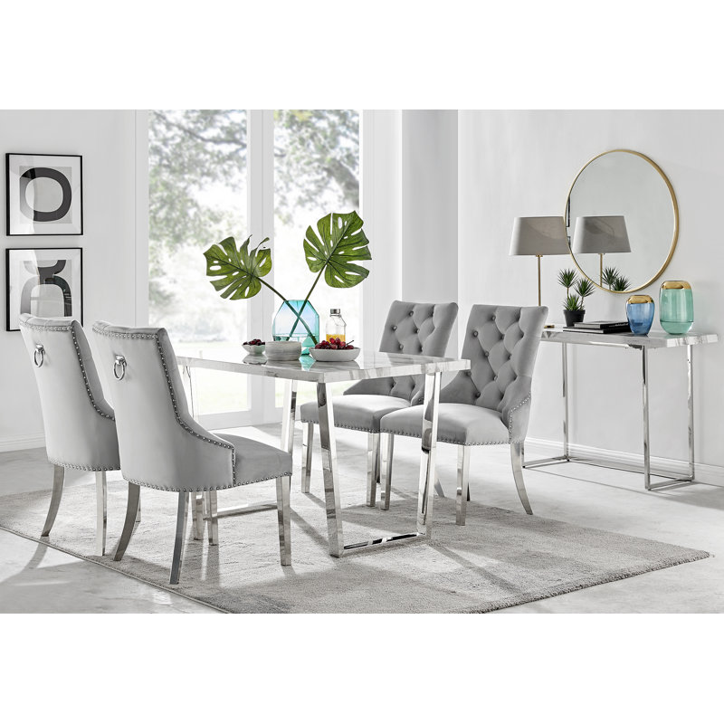 Ensemble repas pour quatre personnes
