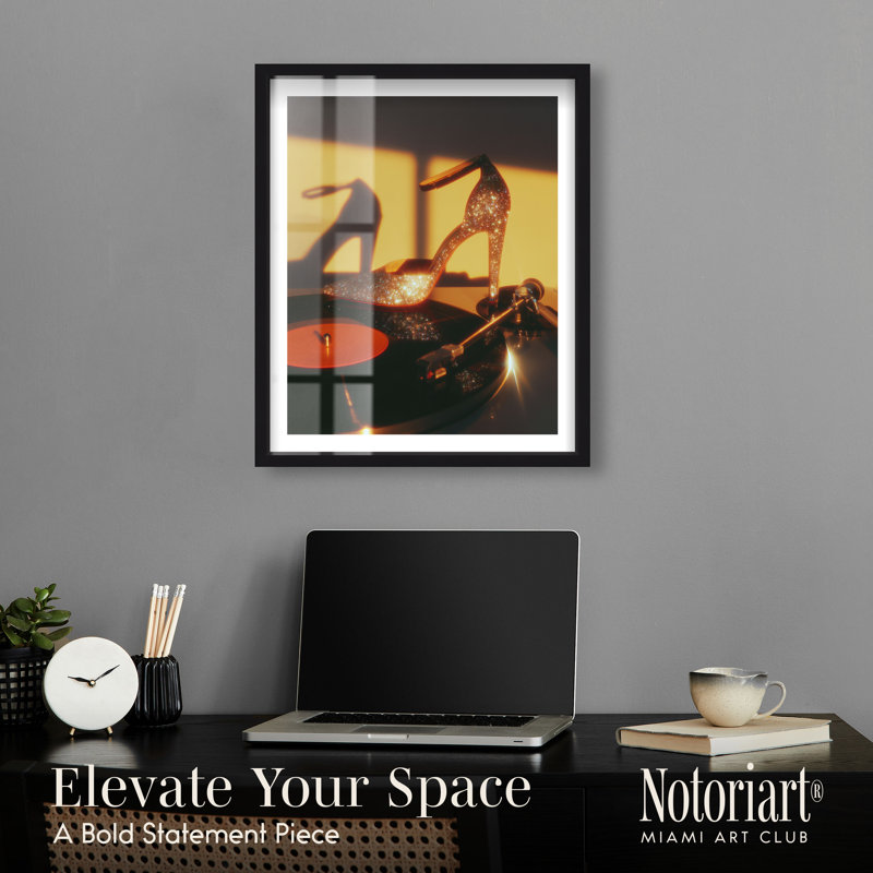 Décoration murale Disco Shoe II Shadowbox Print par Notoriart, cadre noir, 20 x 24, H 25 po x l 21 po, Black Frame