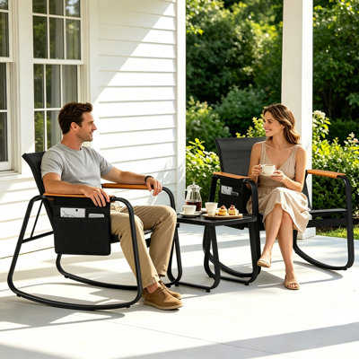 Ensemble bistro de patio composé de 3 chaises berçantes, avec table basse, structure en métal résistant aux intempéries et poche de rangement latérale, noir.
