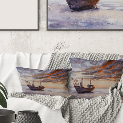 Carré, bateau de pêche en bois sur la côte de la Baltique - Coussin décoratif imprimé nautique et côtier