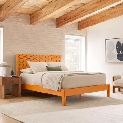 Lit plateforme moderne en bois avec tête de lit nid d'abeille Quade, support de matelas intégré et pieds en bois massif pour chambre à coucher Moody