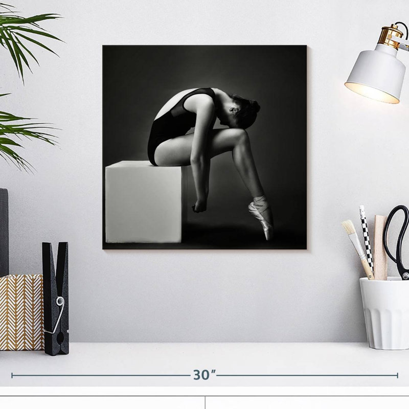 Danseur de ballet Enn sur une boîte, H 16 po x l 16 po