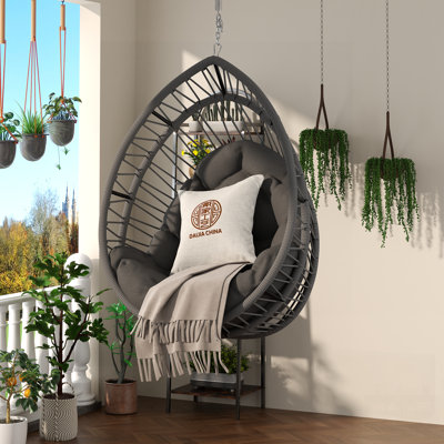 Balancelle en rotin pour l'extérieur, parfaite pour la détente et la décoration élégante du patio.