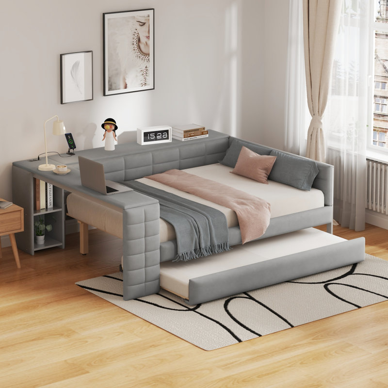 Lit tapissier gris pleine grandeur avec tablettes de rangement, bureau, station de charge et lit gigogne pour une plateforme de séjour confortable avec revêtement, rangement intégré, chambre à coucher écoénergétique