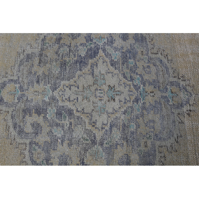 Tapis turc antique parfait pour enrichir votre salon avec un motif bohème et médaillon