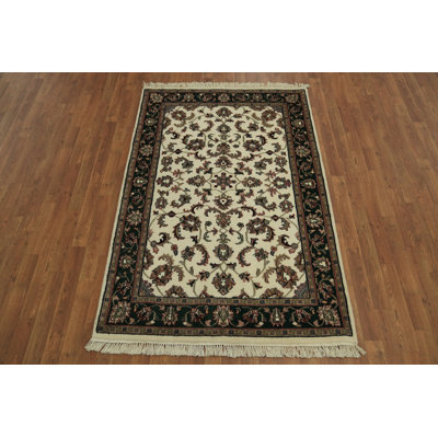 Luxurious Ivory Traditional-Style Rug with Rich Floral Embellishments 4x6