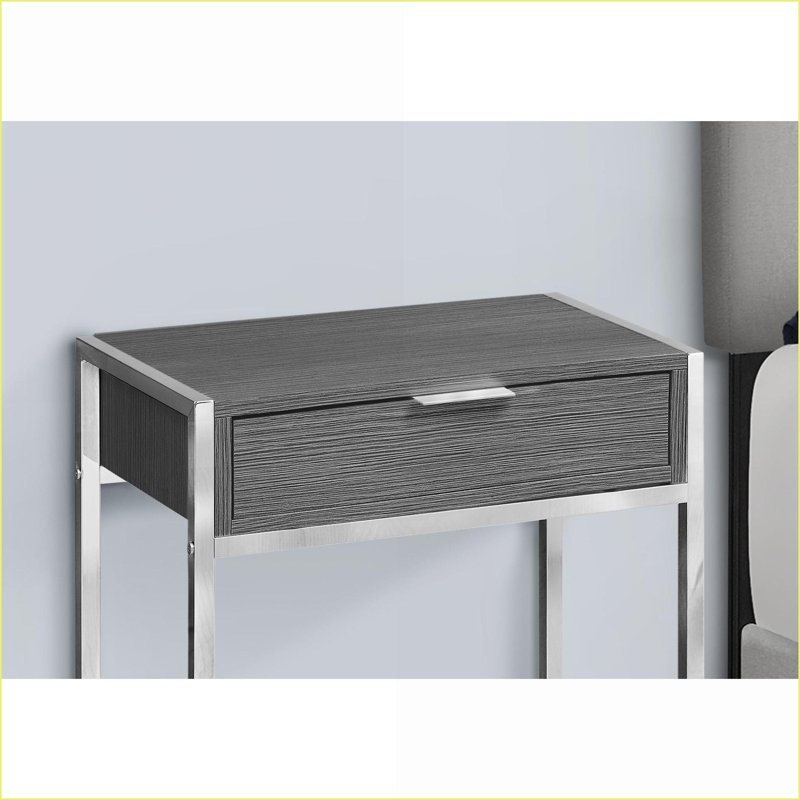 Table basse grise à grain de bois stratifié avec structure en métal chromé, rangement peu encombrant pour le salon