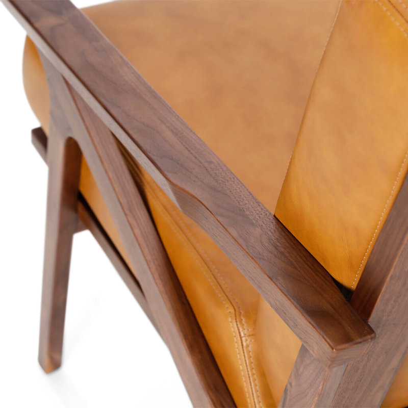 Fauteuil d'appoint en cuir, structure en noyer massif, traitement laqué, cuir brun clair ou rétro, rembourrage en mousse haute densité, siège incliné confortable, structure en bois pré-assemblée, rembourrage, légèrement incliné