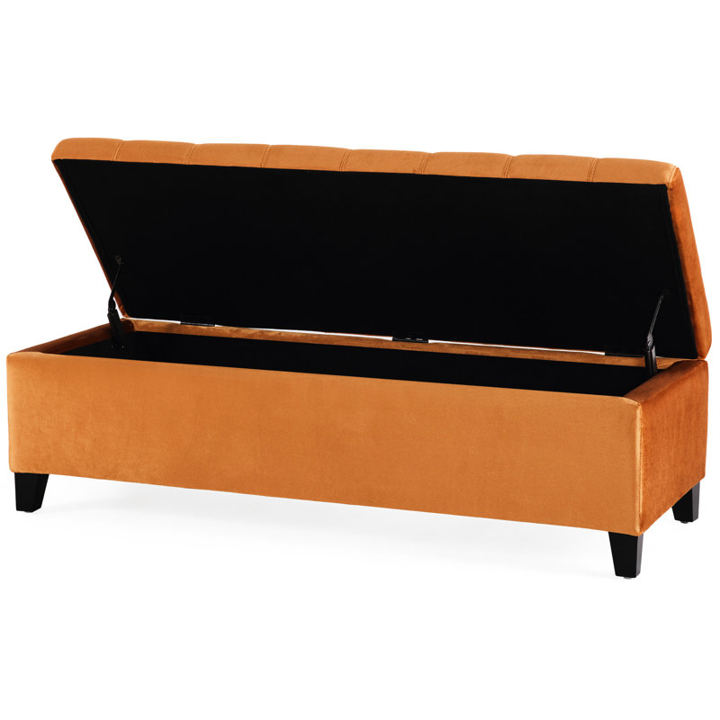 Banc en velours orange brûlé avec grand espace de rangement pour les couvertures, sur des pieds en bois de bouleau brun foncé, capacité de 250 lb, finition spacieuse avec pieds