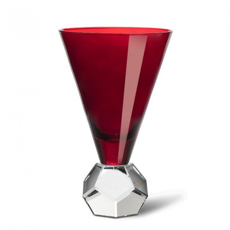 Base en cristal sur verre à vin rouge foncé