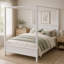 Lit plateforme à baldaquin en bois blanc de style moderne du milieu du siècle, format queen, avec tête de lit, lit à baldaquin rustique de style ferme avec pieds fuselés