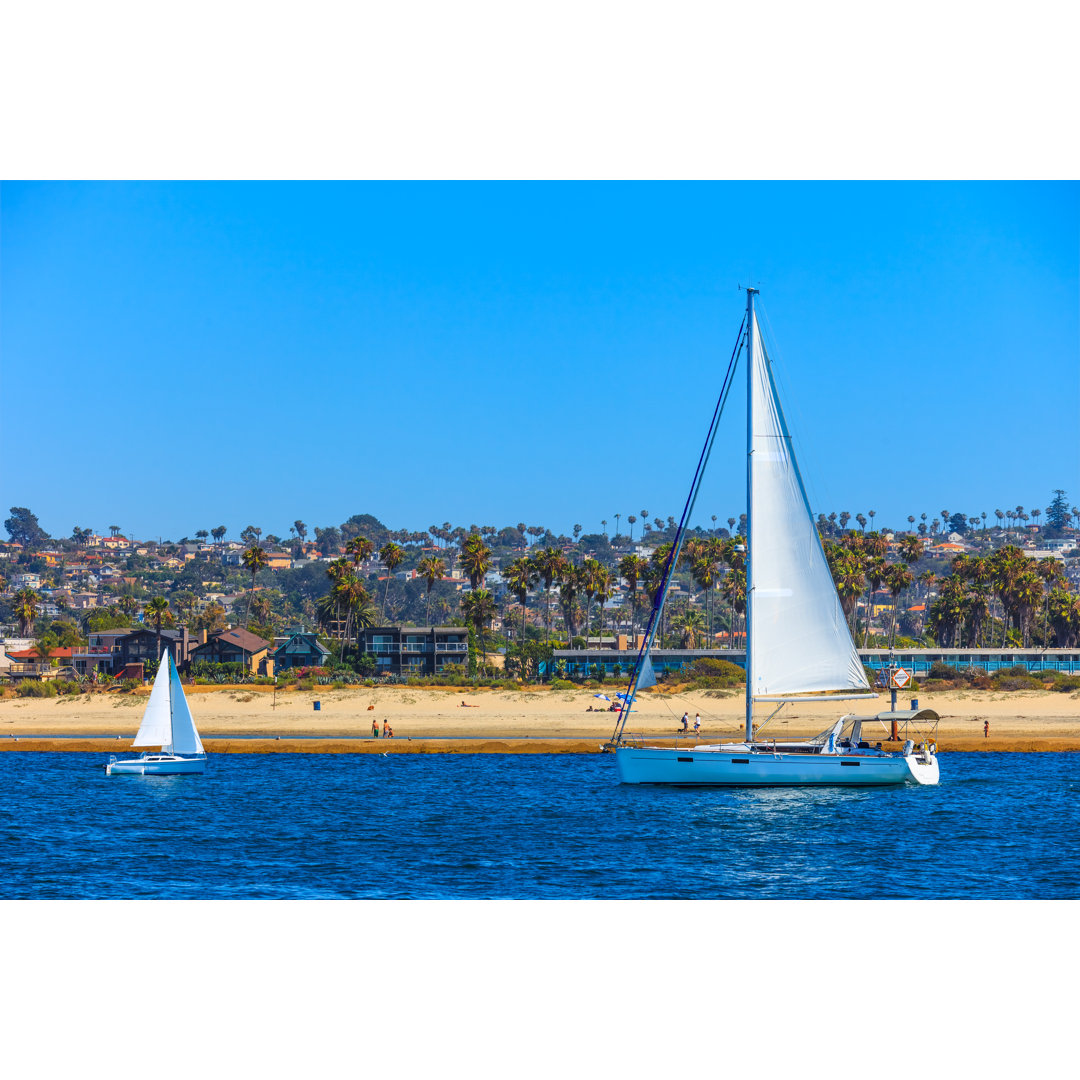 Freizeitboote in der Mission Bay, San Diego Calif. von Ron und Patty Thomas - Kunstdrucke ohne Rahmen auf Leinwand