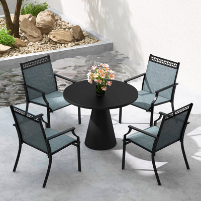 Ensemble de 4 chaises d'extérieur toutes saisons avec dossier haut et accoudoirs Latitude Run®