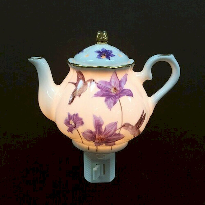 Colibri à fleurs mauves sur une théière en forme de veilleuse