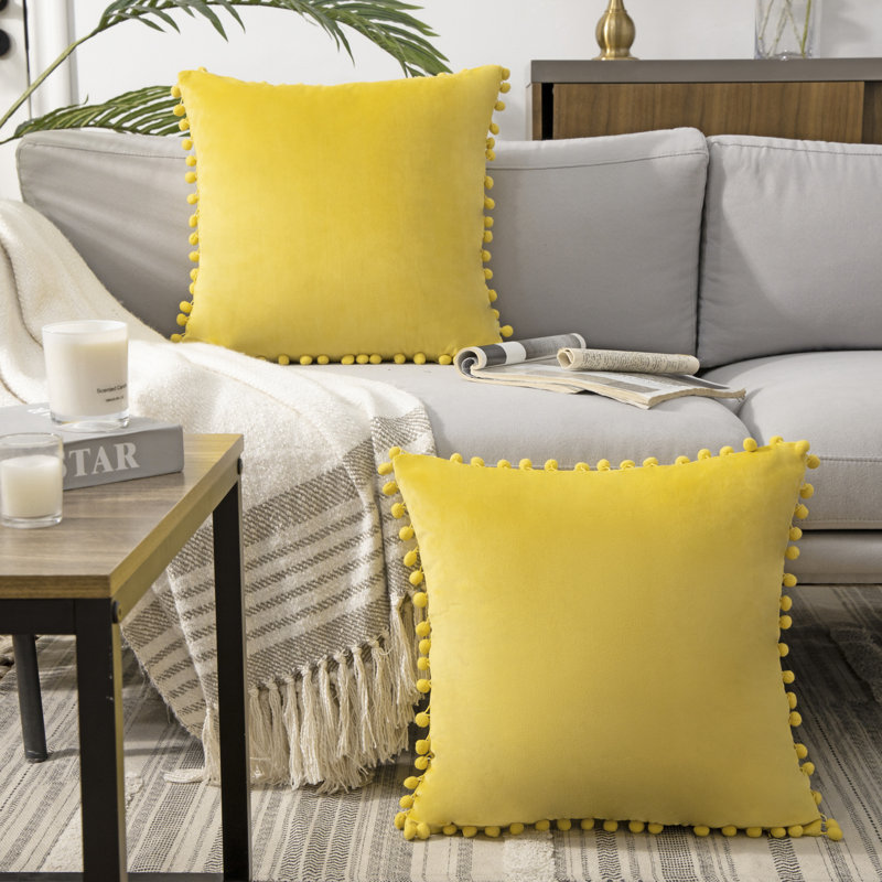 Coussin Silky Velvet Series Pom-poms, Carré 18 po, Jaune, Housse de coussin et insert