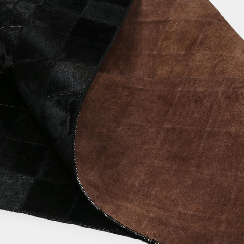 Tapis noir et crème en peau de vache, grand tapis, Rectangle 6' x 2'