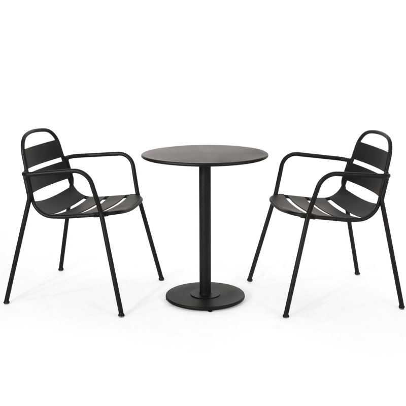 Bistro en fer noir mat avec une cour confortable en plein air, offrant une retraite élégante