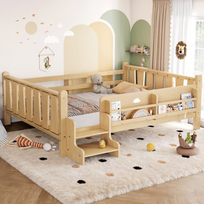 Lit double au sol en bois massif avec bibliothèques de rangement, escaliers mignons et garde-corps pour enfants, aucun sommier nécessaire, naturel clair