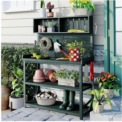 Table de rempotage d'extérieur rustique en bois de 65 po avec table de travail, poste de travail pour patio, banc de jardin avec 4 tablettes de rangement et crochet latéral, vert forêt