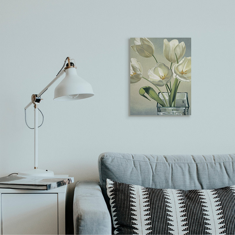 «Soft Tulip Blossoms Glass Jar White Petals» par Eva Barberini - impression d'art graphique, H 20 po x l 16 po x 1,5 po