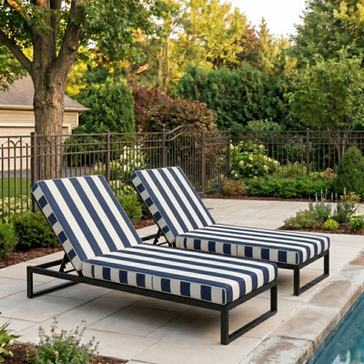 Ensemble de 2 coussins de chaise longue d'extérieur avec coussins amovibles de 75 po x 24 po x 4 po, coussins de remplacement imperméables pour mobilier d'extérieur, bord de piscine, pelouse bleu marine / rayé blanc