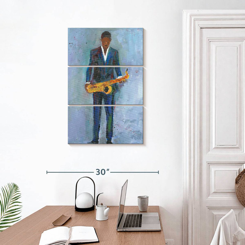 Abarca Sax dans un costume bleu, H 32 po x l 20 po