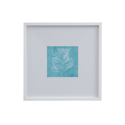 «White Coral on Blue III», reproduction encadrée