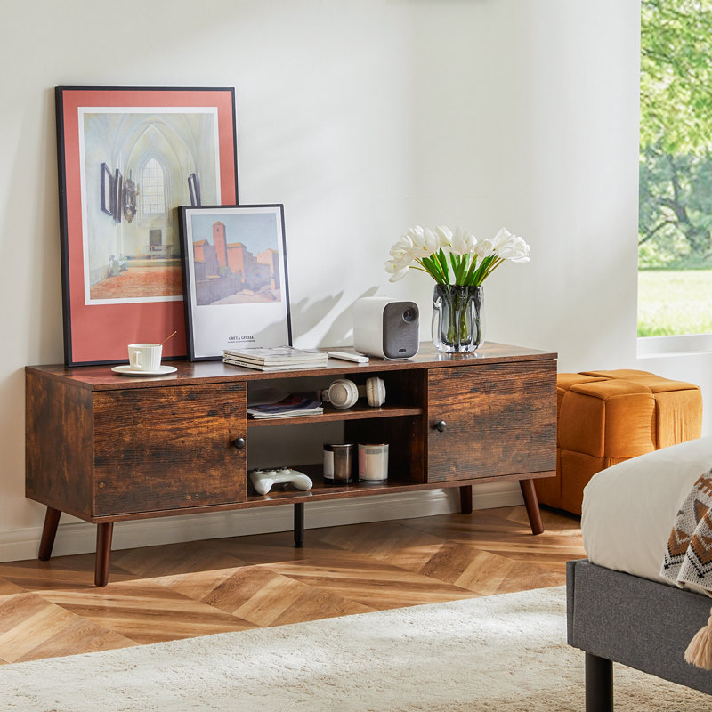 Peut accueillir un téléviseur de 60 po, une console multimédia de salon / chambre à coucher, des tablettes réglables et 2 armoires de rangement