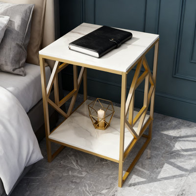 Table de bout moderne en pierre frittée à 2 niveaux avec cadre doré - Table d'appoint carrée avec rangement pour le salon et la chambre à coucher - Table basse décorative blanche et dorée
