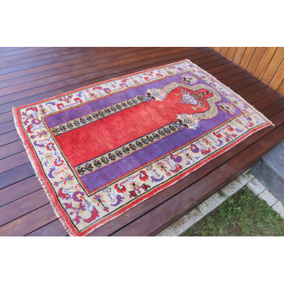 Tapis turc rétro anatolien tissé à la main rouge et mauve avec décor tribal bohème de style maison de campagne ou de salon