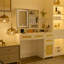 Coiffeuse de maquillage avec lumières en 3 couleurs et miroir ouvert, bureau de coiffeuse avec 4 tiroirs et 1 armoire et tablettes, commode de coiffeuse en rotin, pour la chambre à coucher