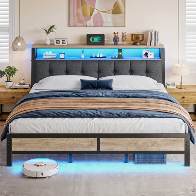 Lit plateforme moderne en bois et métal avec tête de lit rembourrée, éclairage DEL, station de recharge et rangement sous le lit