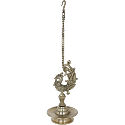 Statue de paon suspendue sur le toit